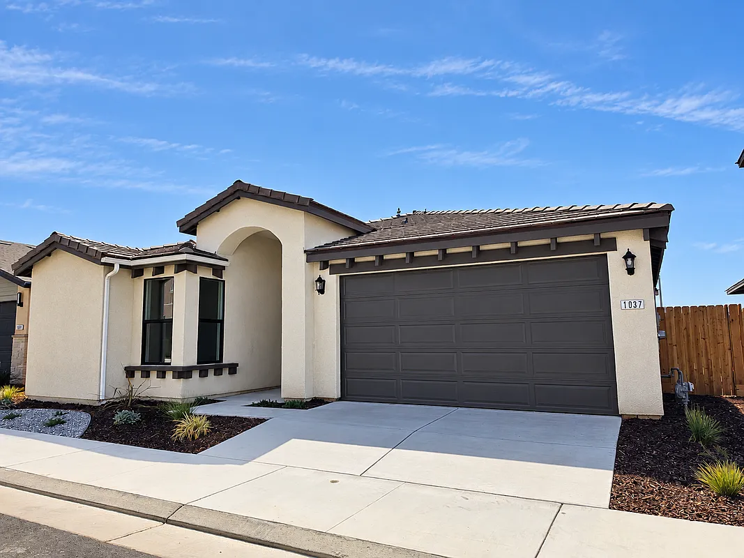 3 bed, 2.0 bath, 1830 sqft, $3,200 — Photo 1