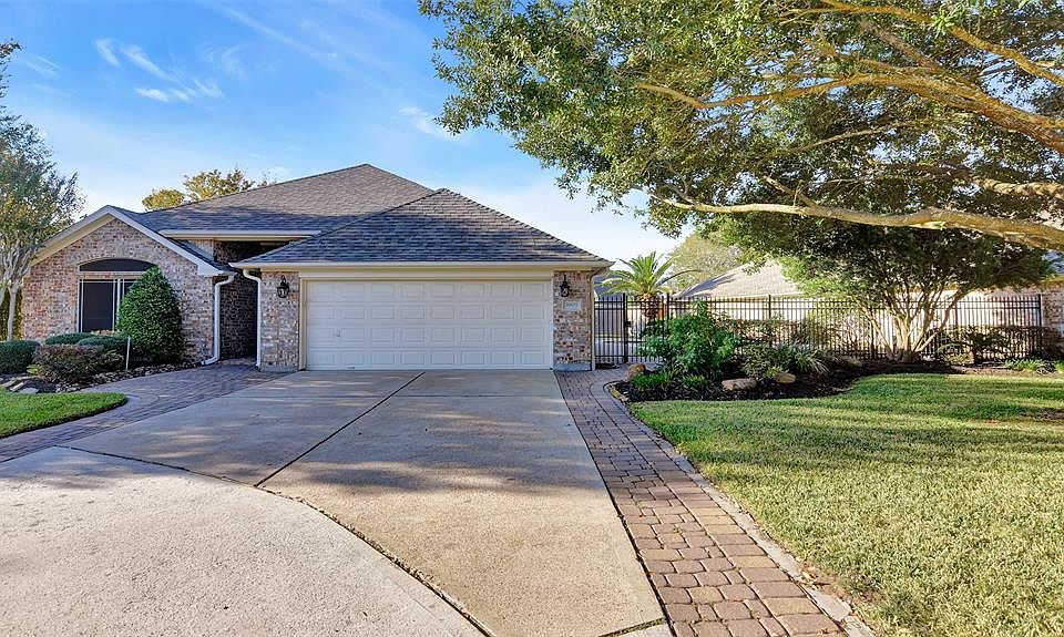 Beautiful cul-de-sac 3/2/2 Patio home with POOl! Double wide driveway with pavers, huge mature tree up front.