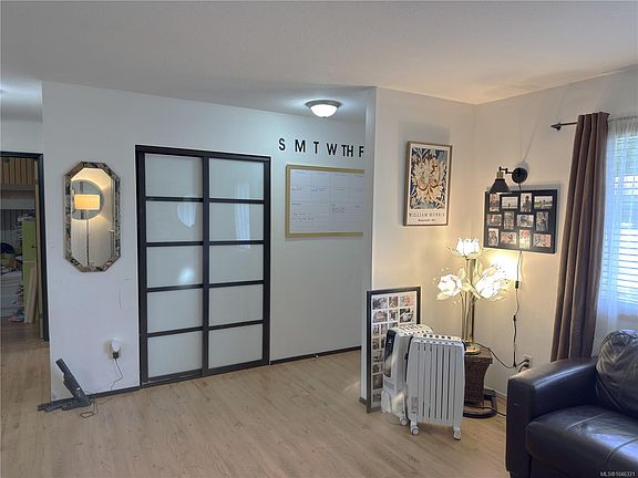 5th image of 693 Wedgewood Cres