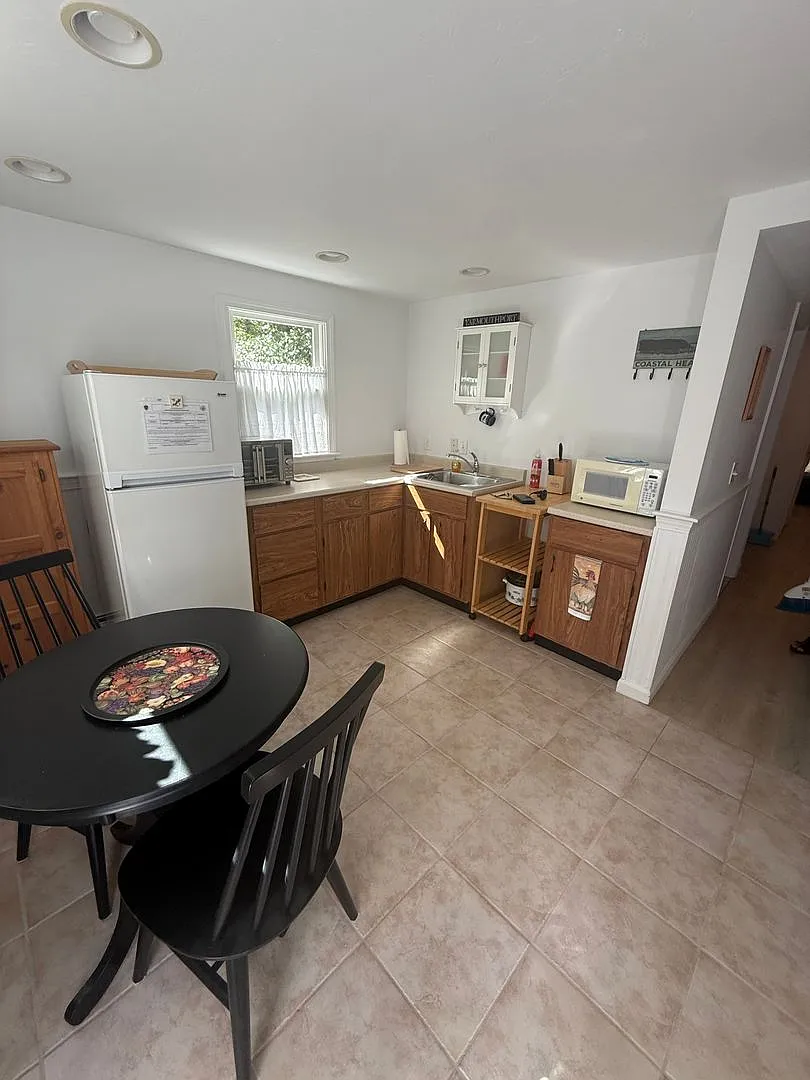 One bedroom basement apartment, fully furnished. Owner occupied property. — Photo 2