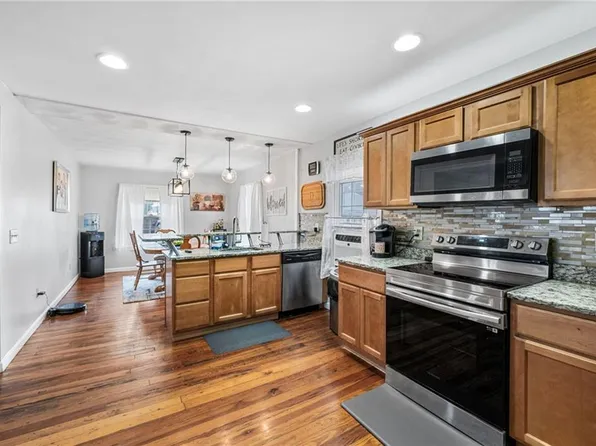 91 Woodbury St, Pawtucket, RI 02861