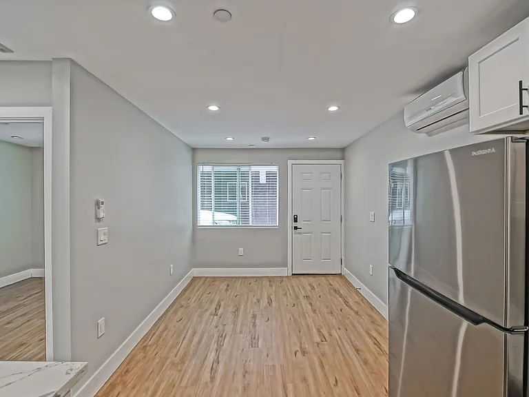 1923 Vanderbilt Ln — Photo 5