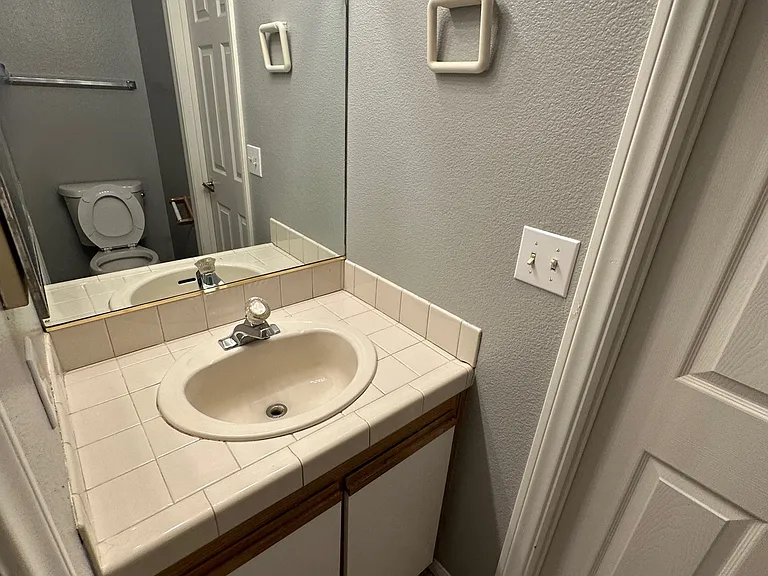 1600 N Torrey Pines Dr #102 — Photo 16