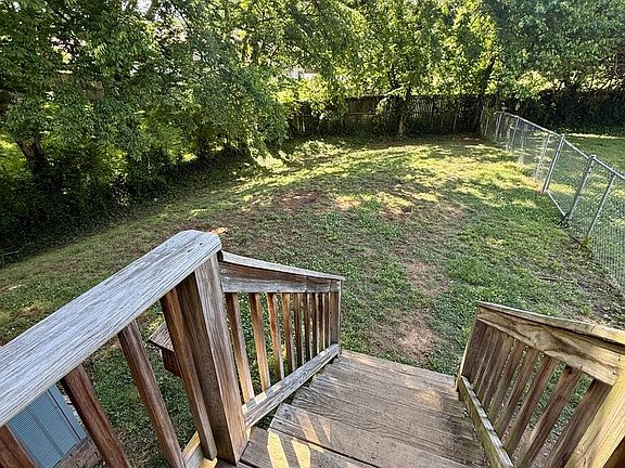 5th image of 305 Moss Rose Ct
