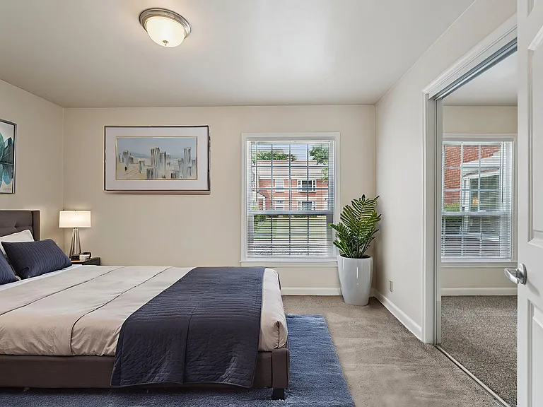 Colonial Court Apartments — Photo 10