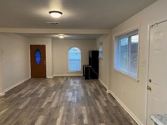 4th image of 8023 Devine Ave