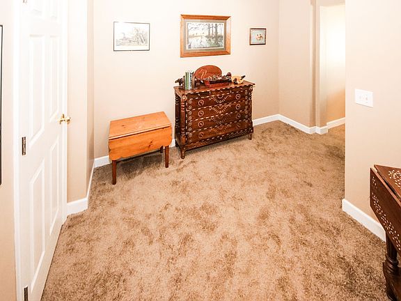 5th image of 622 Larchmont Cir