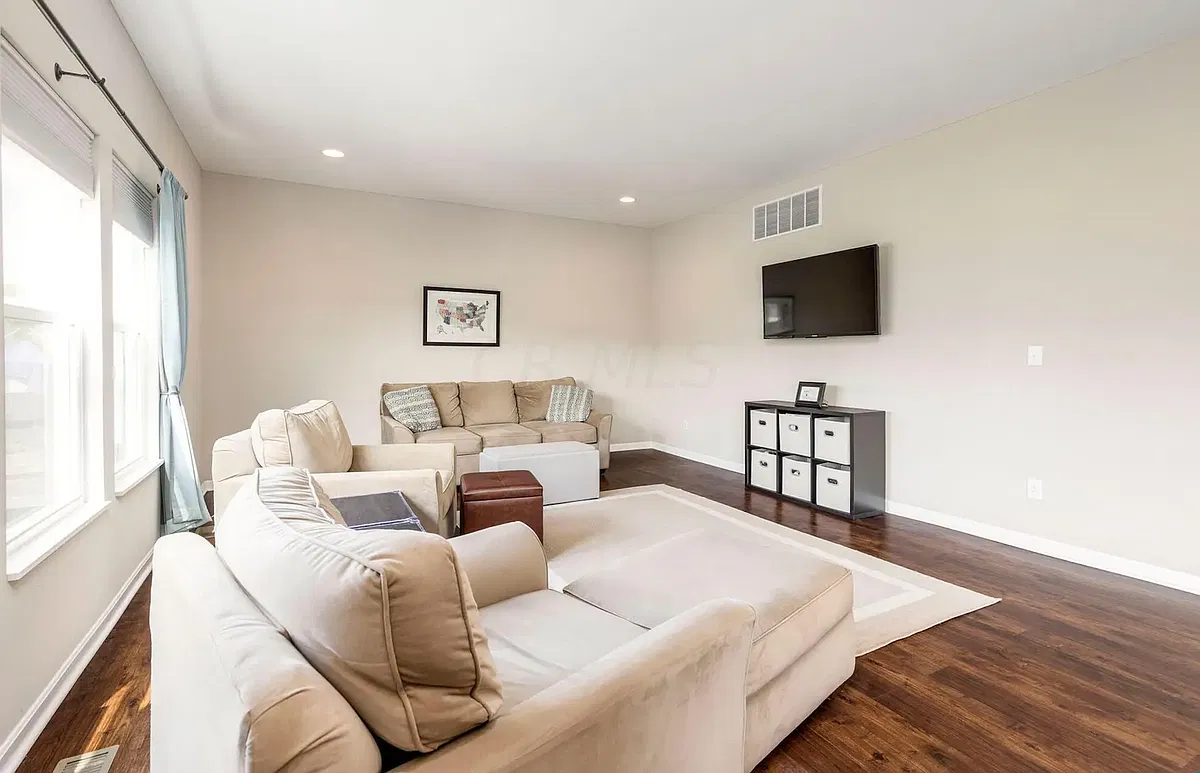 3 bed, 2.5 bath, 1964 sqft, $2,396 — Photo 4