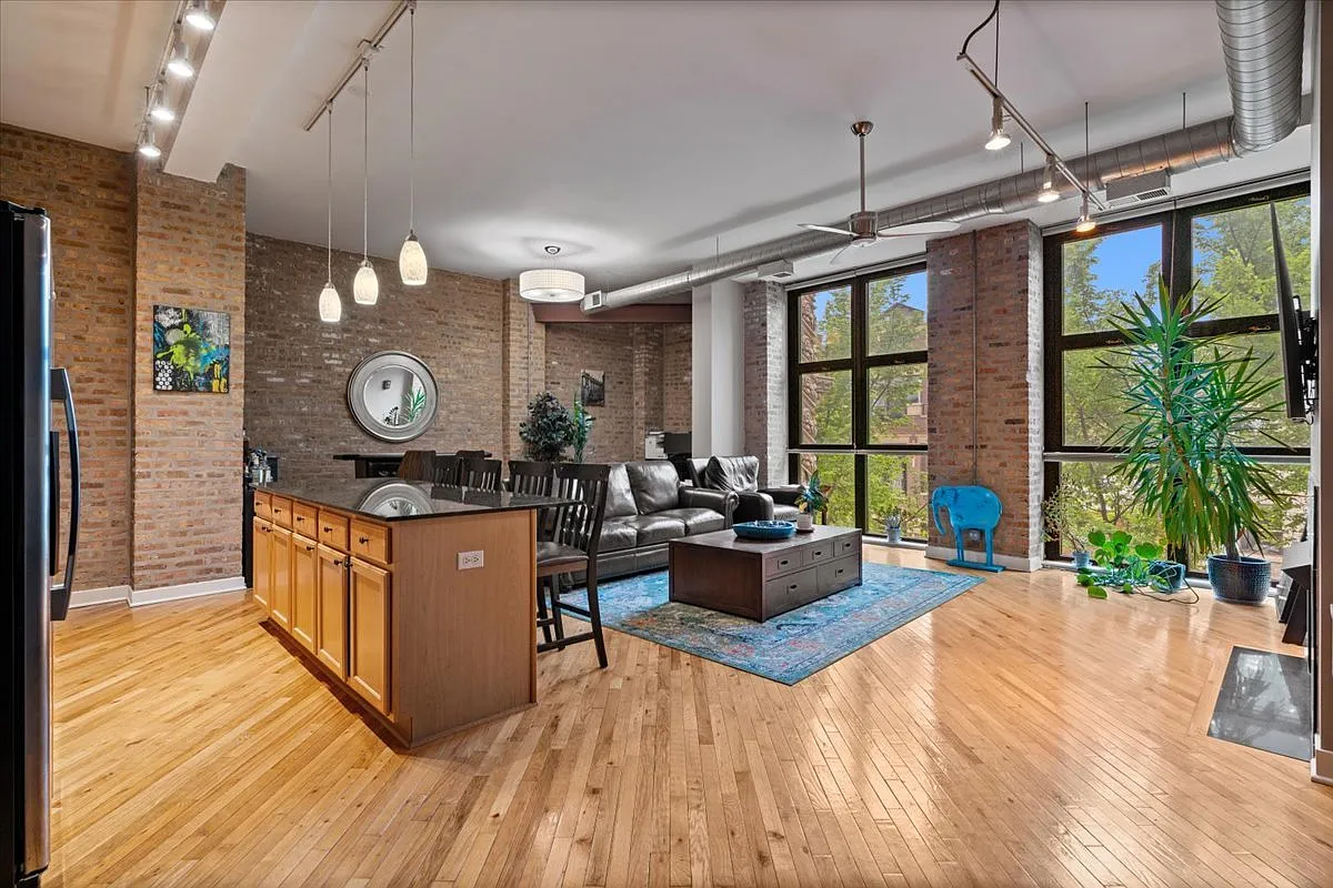 Building Photo - 1635 W Belmont Ave #421