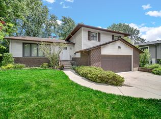 1105 N Hemlock Ln, Mount Prospect, IL 60056