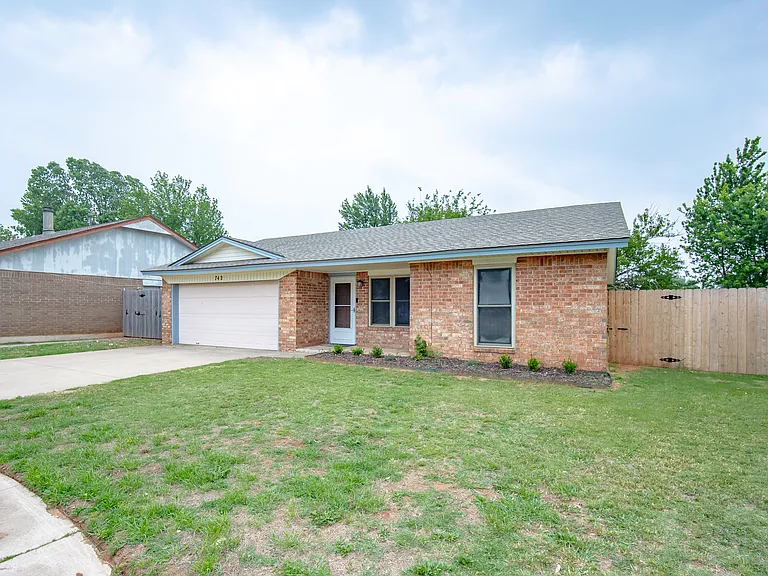 742 W Juniper Dr — Photo 3