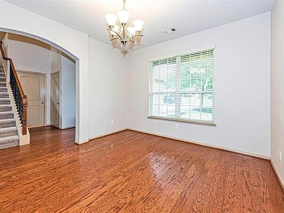 5th image of 210 Black Swan Pl