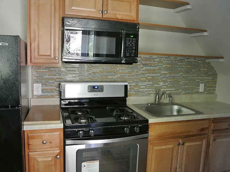 One and Two Bedroom Apartment Building — Photo 3