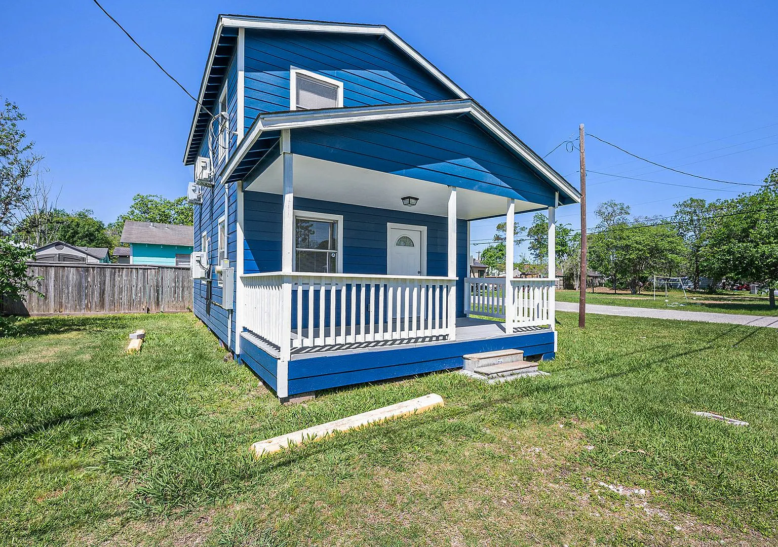 Richmond TX - Newly updated 2 bedroom, 1 bath "A-Frame" type house — Photo 1