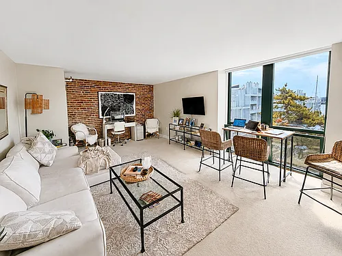 42 8th St Photo 1