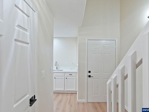 3rd image of 108 NE Powderhorn Dr