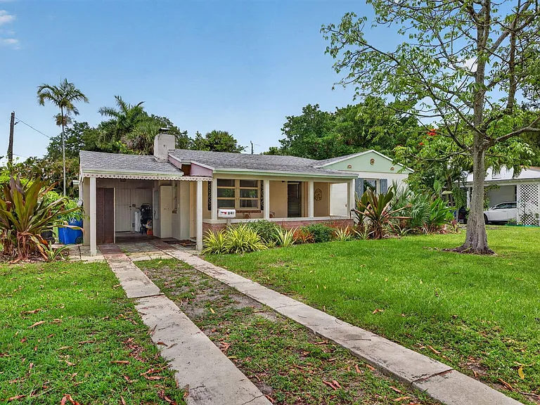 841 SW 18th Ct — Photo 14