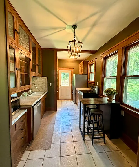 47 Country Club Rd — Photo 2