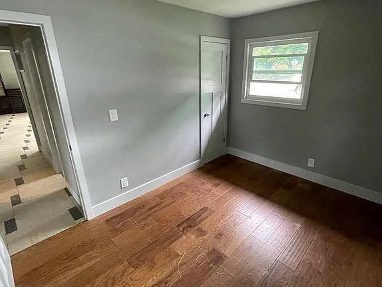 W William Dr — Photo 9