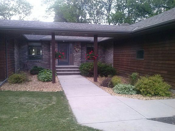 2nd image of 3122 Crestwood Dr NE
