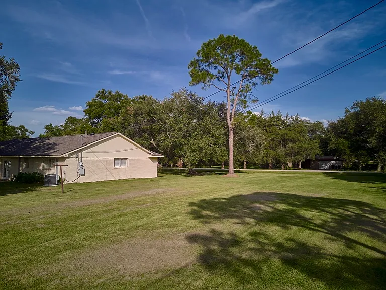 902 Clover Ridge Ave — Photo 4