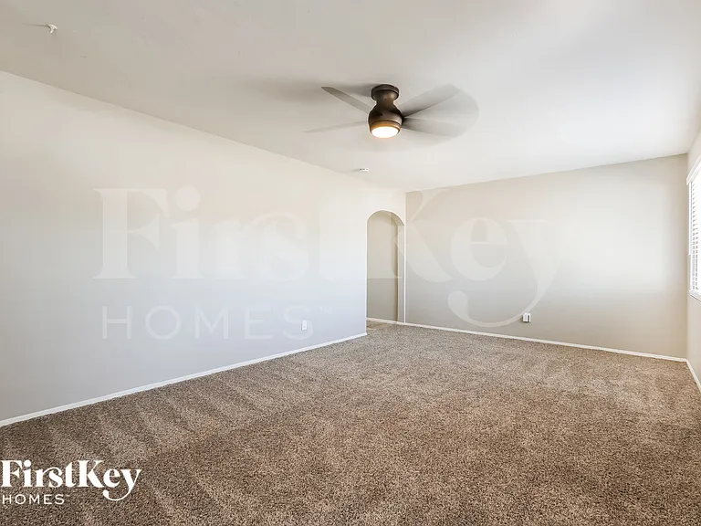 205 E Orchid Ln — Photo 7