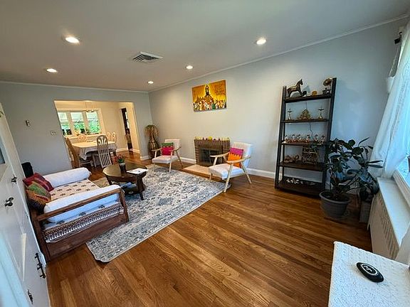 2nd image of 20 Gainsboro Ln