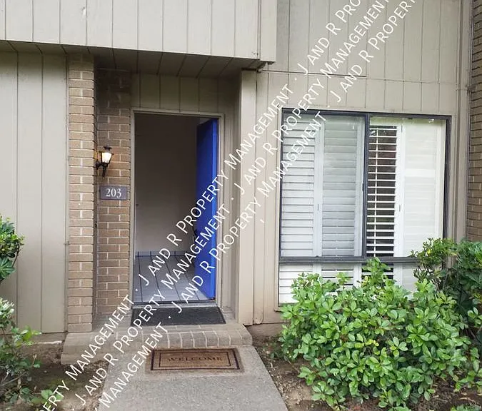 203 Dunbarton Cir — Photo 2