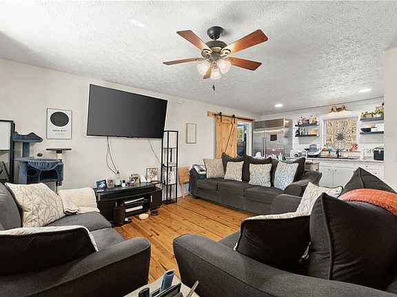 5th image of 431 Clover Leaf Rd