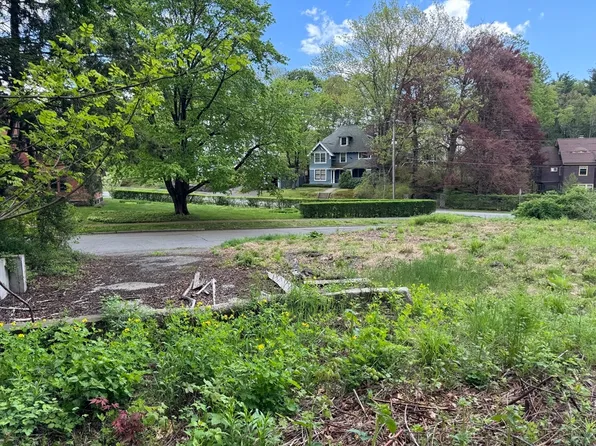 2 Orchard St, Greenfield, MA 01301