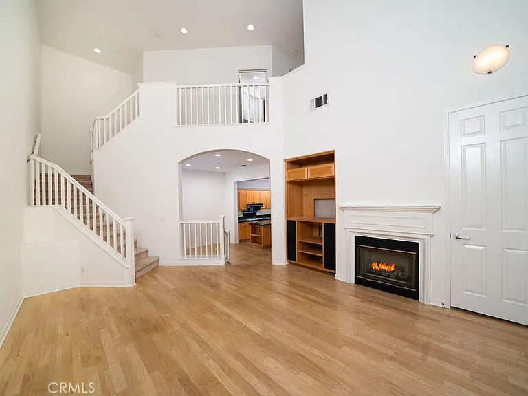 30 Burlingame — Photo 3