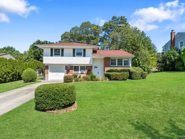 17 Wyoming Street, Commack, NY 11725