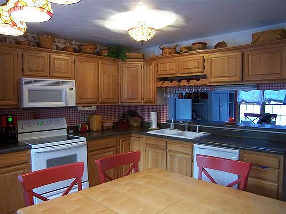 Updated kitchen, tastefully decorated