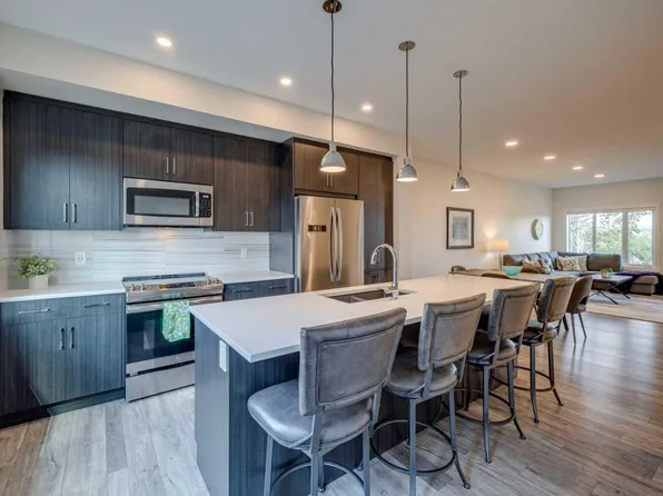 614 Greenbriar Cmn NW, Calgary, AB T3B 6J3