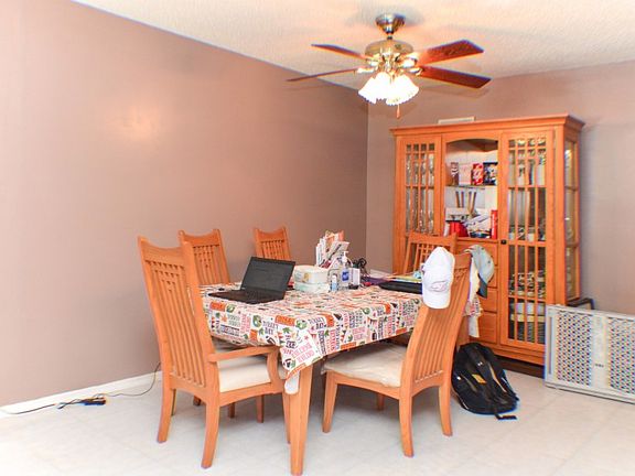 4th image of 237 Carlyle Grn