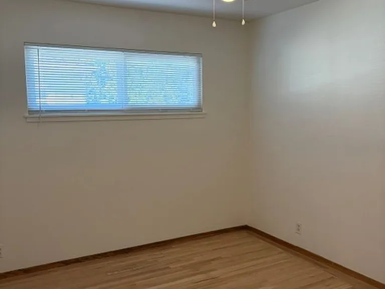 430 S Bayview Ave — Photo 3