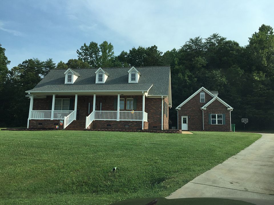 House with detached garage