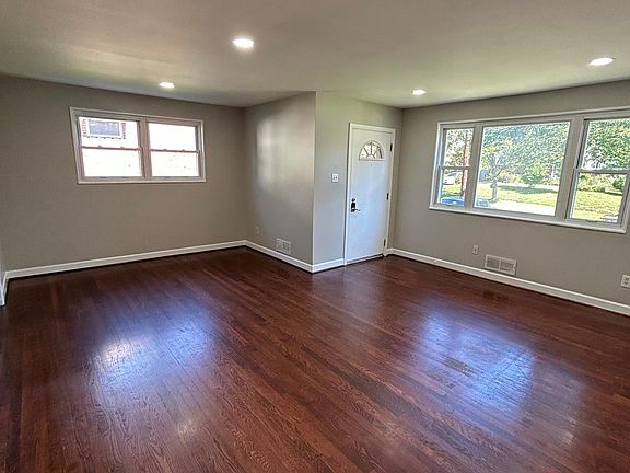 5th image of 4512 Adrian St