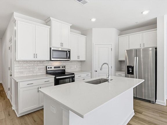 5th image of 109 Brook Run Dr