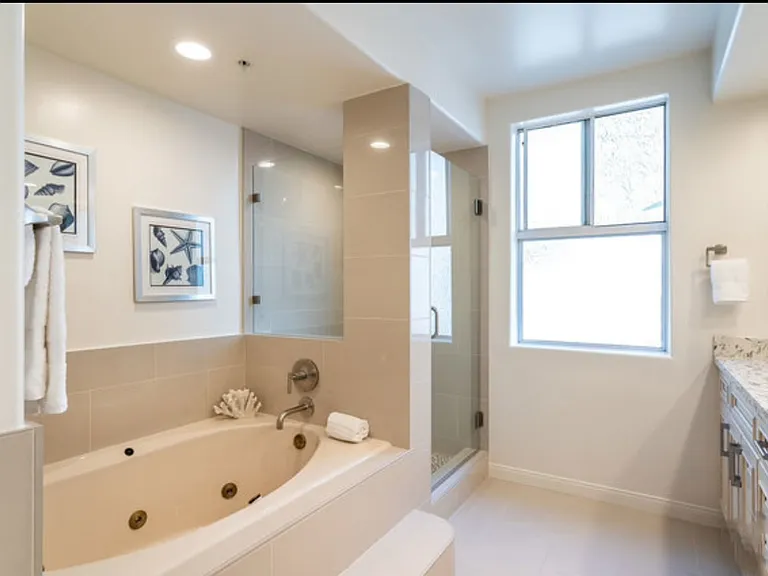 1819 Holmby Ave #204 — Photo 7