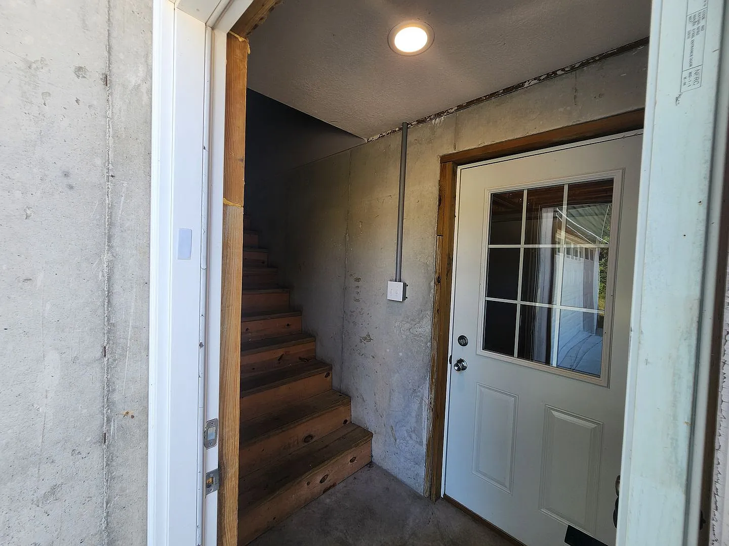 2 Bedroom, 1 Bath House with Attached Garage! — Photo 3