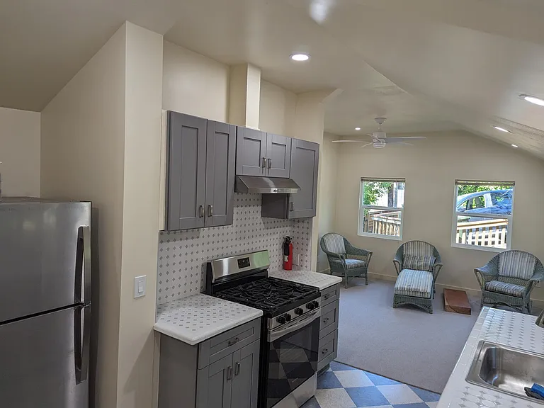 566 Live Oak Ln — Photo 4