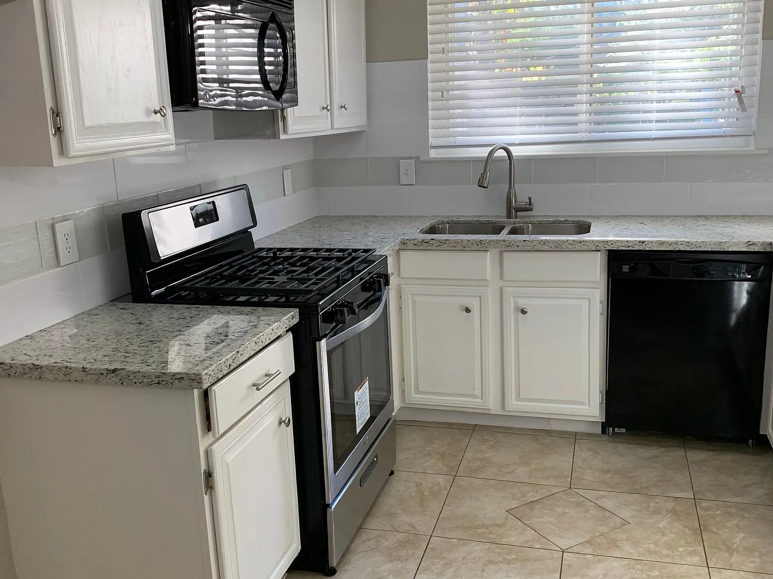 3 bed, 1574 sqft, $1,950 — Photo 2
