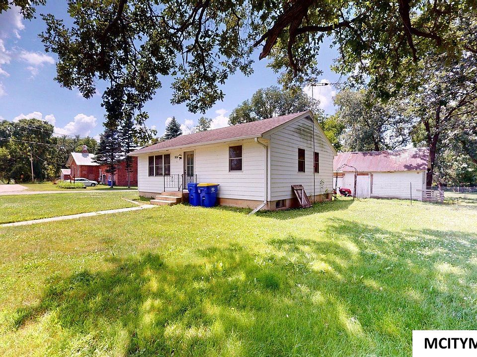 1st image of 904 College St