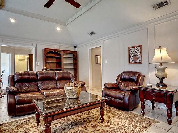 4th image of 800 Saddlebrook Dr S