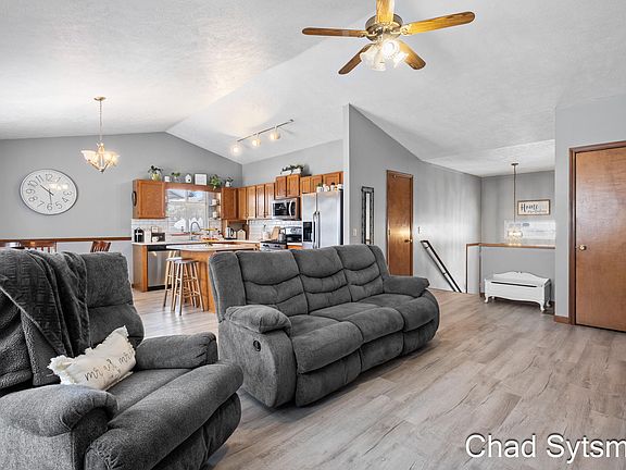 4th image of 1100 E 12th St