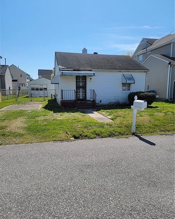 1st image of 221 Grant St