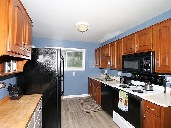 5th image of 18 Hamlin Dr