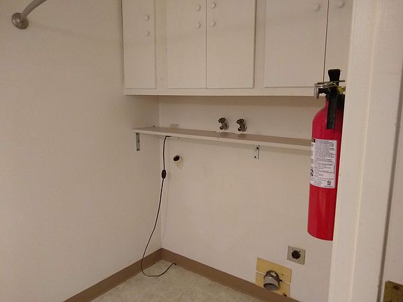 Washer/dryer hookups & storage