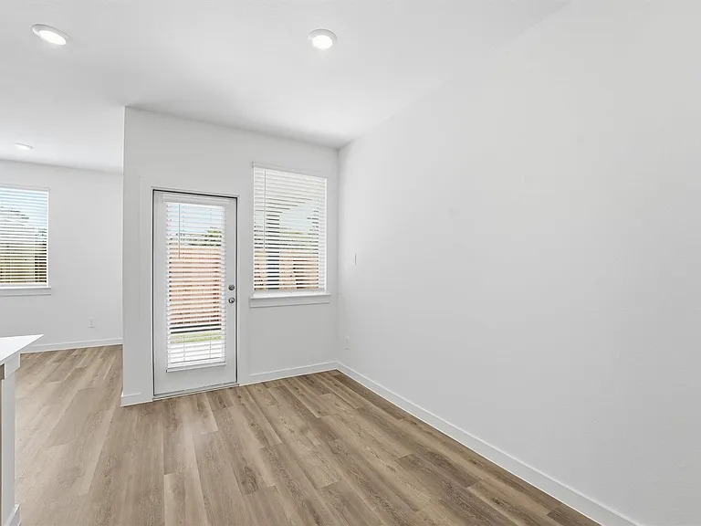 963 Mansfield St — Photo 8